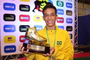 Calebe Corrêa exibe o troféu de melhor atleta do estilo greco-romano no Pan Cadete 2014